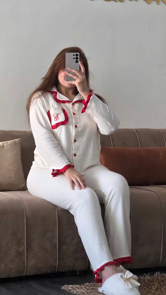 Pyjama blanc à bordures rouges
